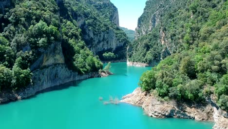 Reflejo-Azul-De-La-Superficie-Del-Agua-En-La-Roca-De-La-Montaña-Cataluña-España