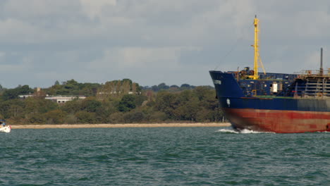 fotografía de un buque cisterna navegando por el solent hacia los muelles de southampton.