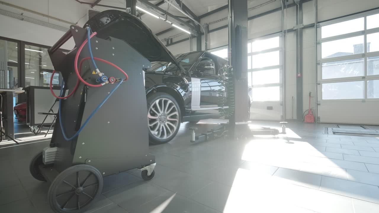 자동차 수리 공장에서 유지 보수 중인 자동차