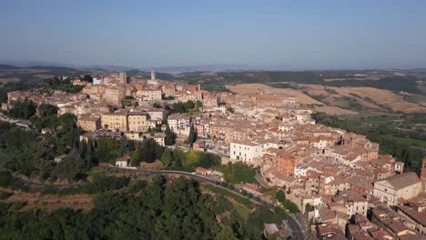 Ciudad-Vinícola-De-Fama-Mundial-De-Montepulciano-En-Toscana,-Italia,-Vista-Desde-Una-Perspectiva-Aérea-Con-Dron