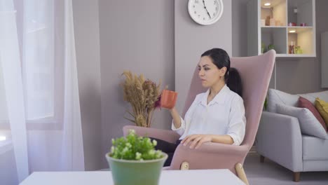 Glückliche-Frau,-Die-Kaffee-Am-Fenster-Trinkt.