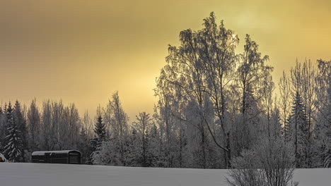 Strahlender-Goldener-Sonnenschein-In-Schneebedeckter-Landschaft-Mit-Winziger-Haushütte,-Zeitraffer