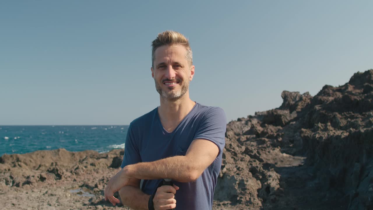 viajero maduro en la costa rocosa