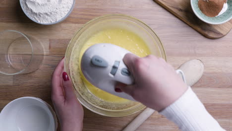 Mischen-Von-Karottenkuchenteig-Mit-Einem-Elektrischen-Handrührgerät