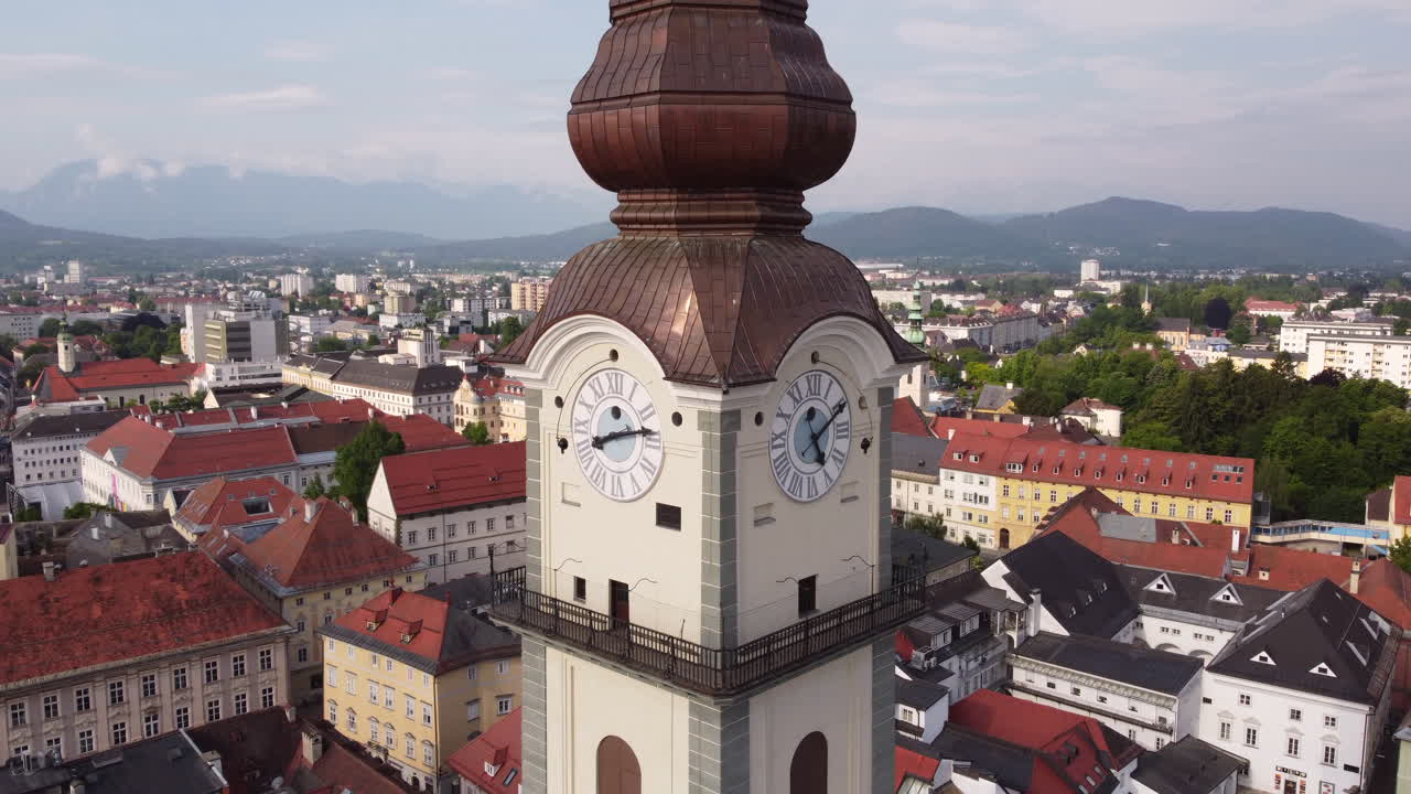 Vista aerea in avvicinamento al campanile della Cattedrale di Klagenfurt, Austria