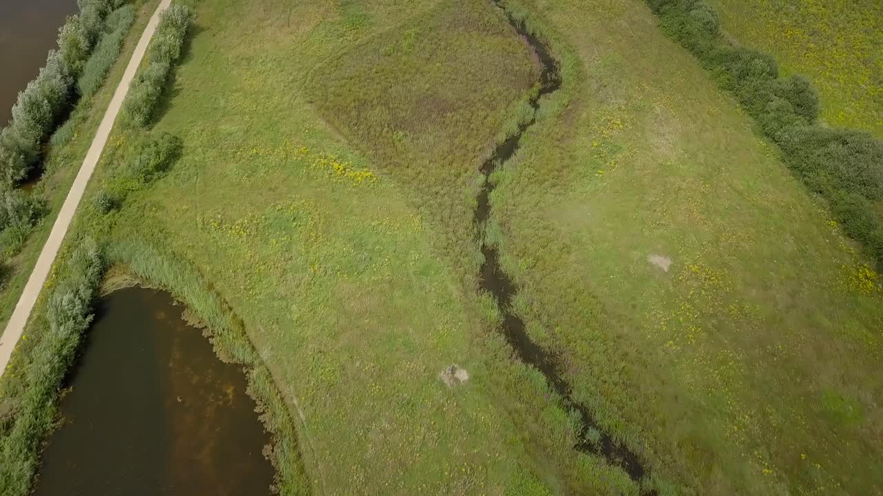vista aérea de drones del típico paisaje acuático de los países bajos, europa