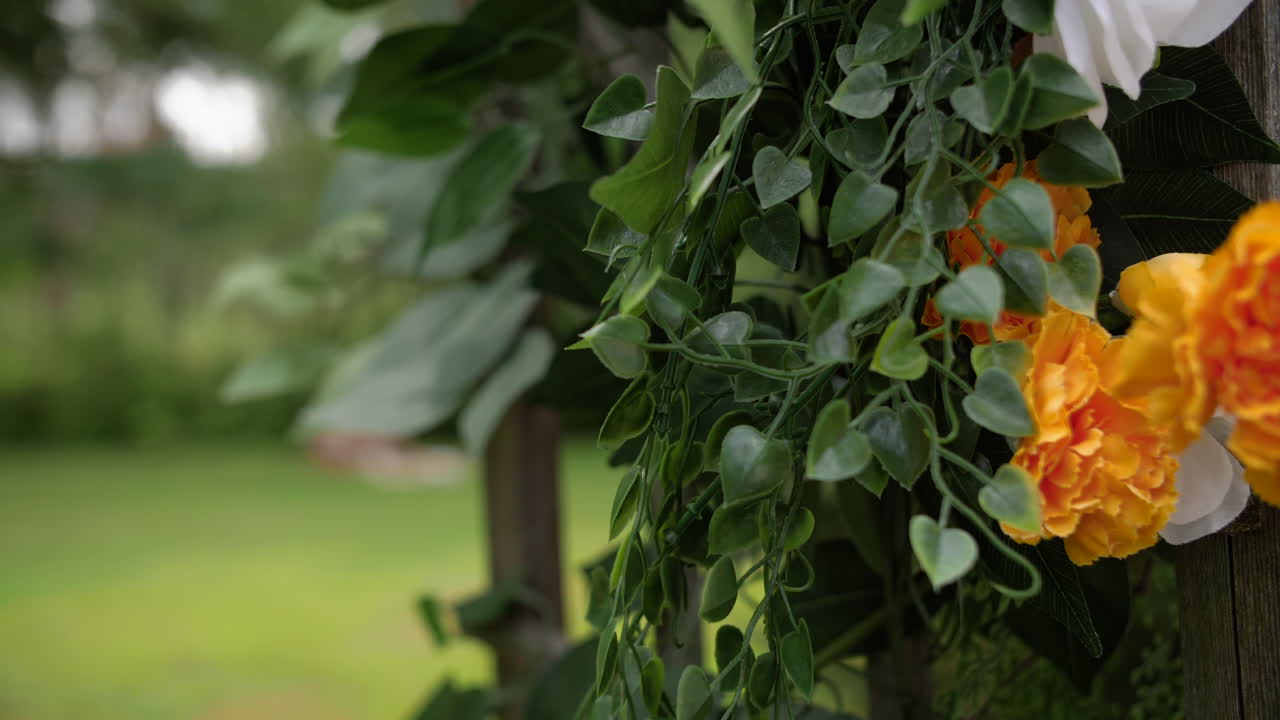 flores y hojas en la vid tejidas en un arco de madera