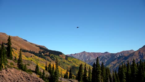 Helicóptero-Sobrevolando-Las-Montañas-De-San-Juan-En-Colorado