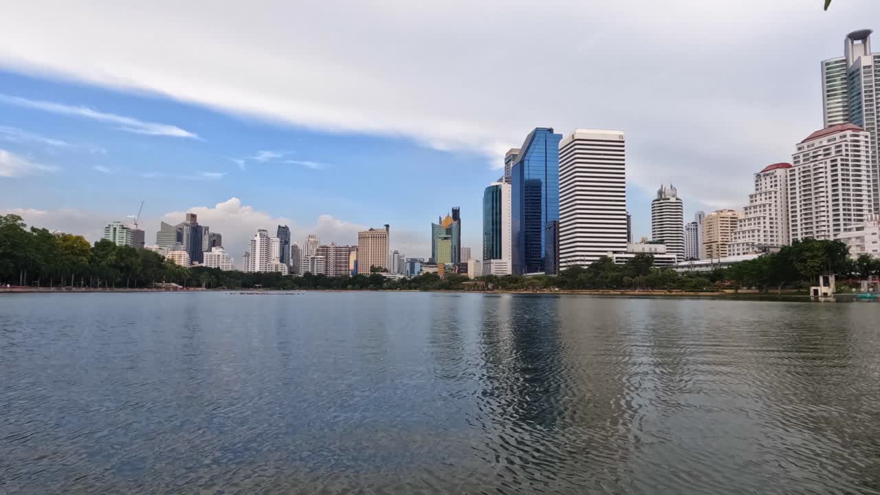 방 ⁇  태국 의 도시 풍경 을 반영 하는 라차다 호수 의 타임  ⁇ 스 비디오