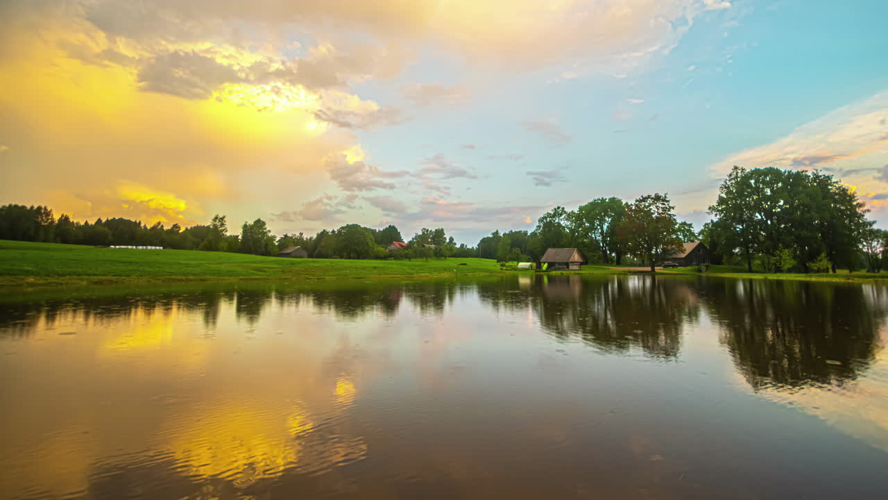 시골 호수 위에 빛나는 일출, 구름과  ⁇ 빛