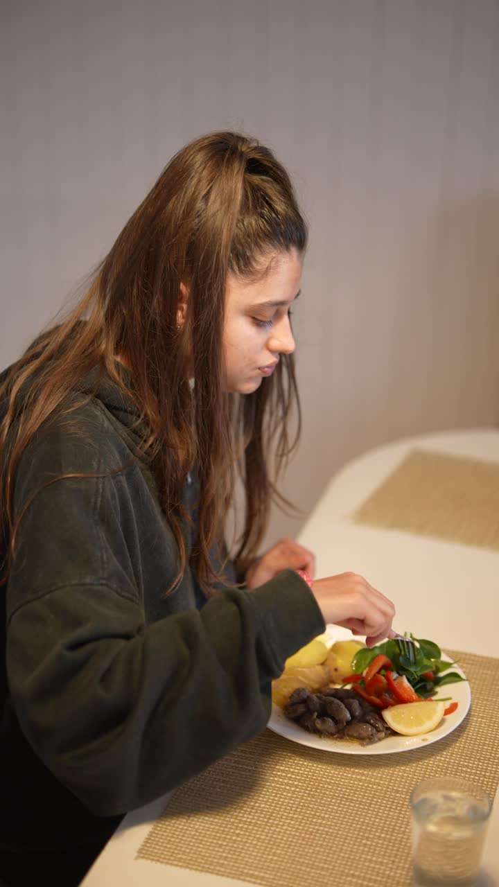 adolescente comiendo la cena
