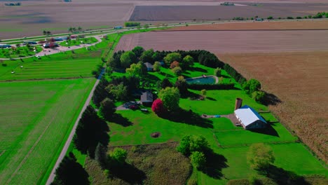 Grüne-Ebenen-Auf-Dem-Land-In-Der-Nähe-Von-Illinois-Prairie-Rastplatz-Richtung-Norden-In-Tolono,-Illinois,-USA