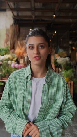 mujer en una tienda de flores