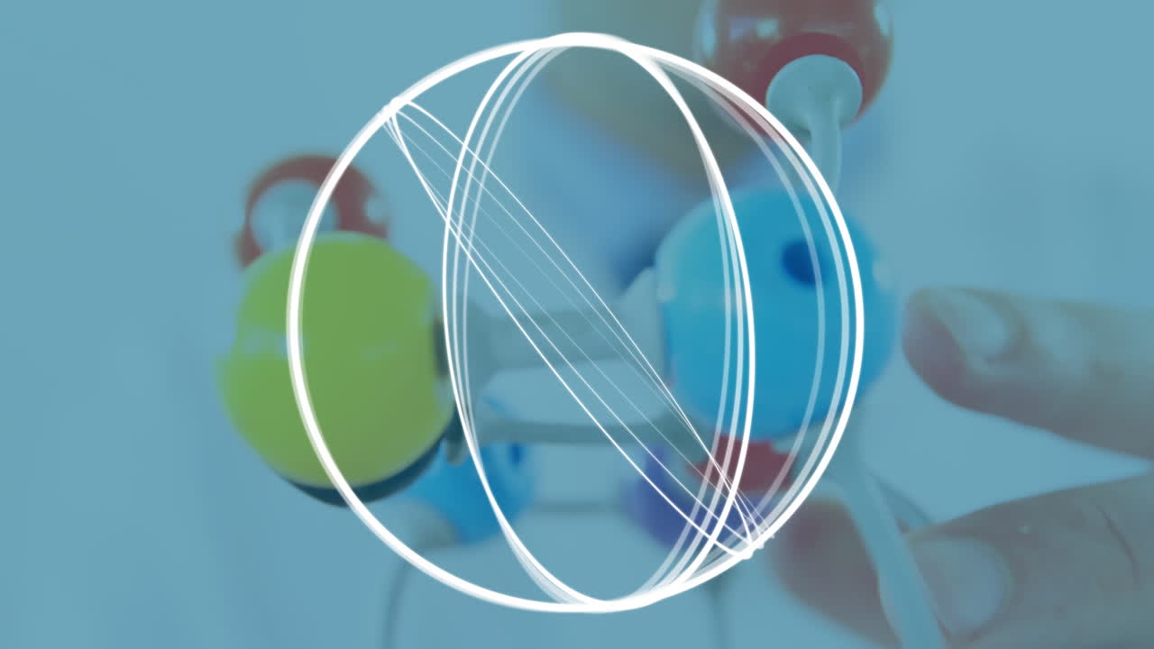 абстрактная круговая форма, вращающаяся против модели молекулярной структуры в лаборатории