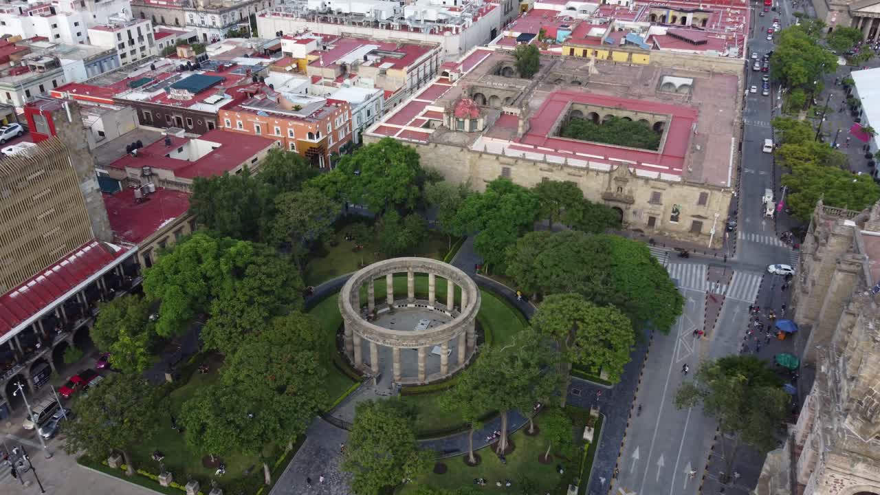 rotonda de los ilustres mártires del parque central de guadalajara con un disparo desde arriba