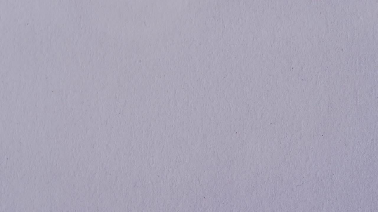 video de una gota de agua con espacio de copia en fondo blanco