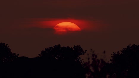 Puesta-De-Sol-Detrás-De-Las-Nubes-Durante-El-Atardecer