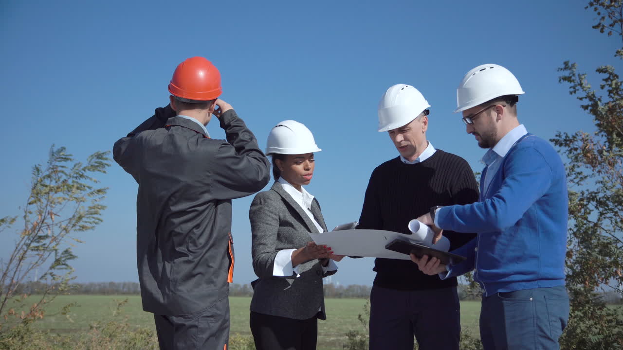 equipo de construcción discutiendo los planes del proyecto