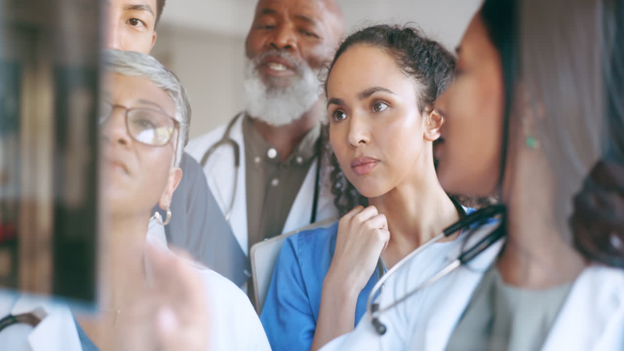 의사, 간호사 또는 병원 회의  ⁇ 스레이