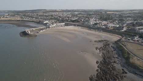 Luftaufnahme-Des-Strandes-Und-Hafens-Von-Balbriggan-An-Einem-Heißen-Sommertag-In-Irland