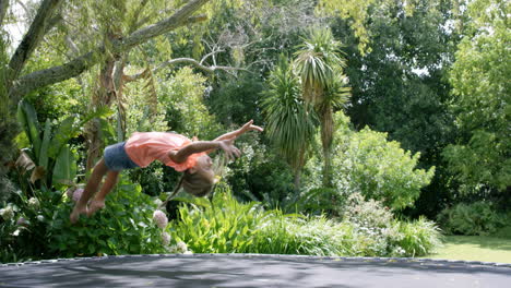 Blondes-Mädchen-Springt-Auf-Trampolin