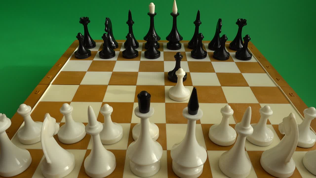 шахматы на шахматной доске. стрельба на зеленом фоне. игра в шахматы. chromakey.