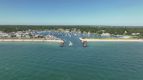 Toma-De-Drone-De-Una-Lancha-A-Motor-Saliendo-De-La-Seguridad-Del-Puerto-Deportivo-De-Martha&#39;s-Vineyard