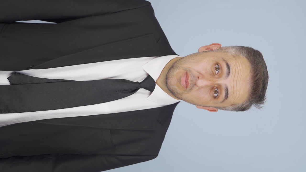 video vertical de un hombre de negocios diciendo que no a la cámara.