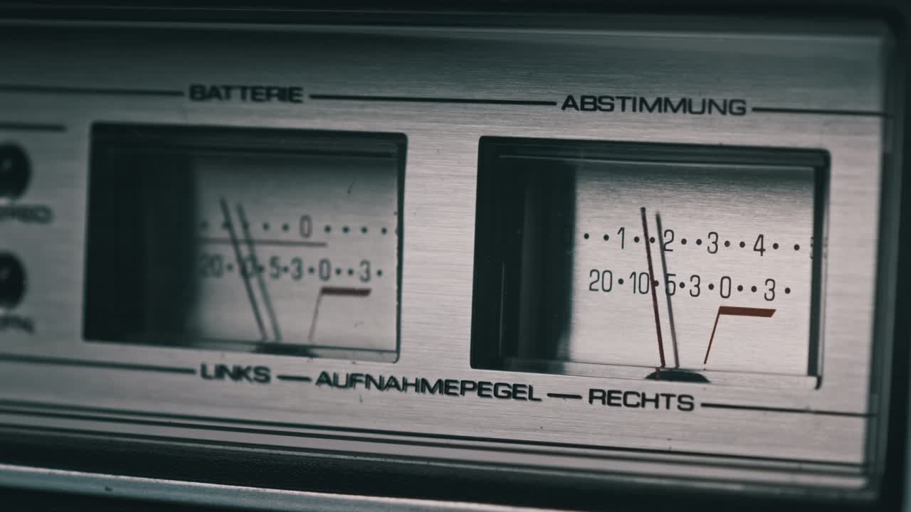 은색 스테레오 테이프 레코더에 아날로그 vu 미터, 화살표 지표