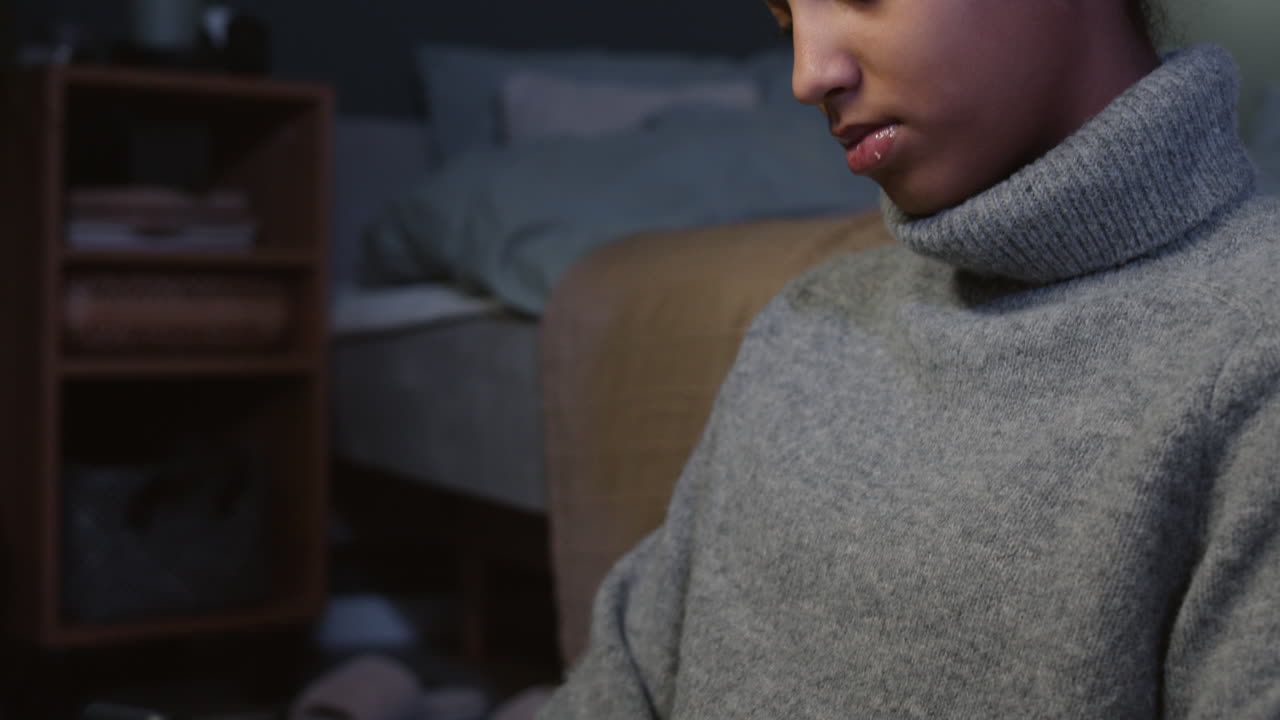 Ragazza infelice nella sua camera da letto