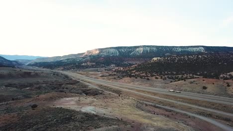 Volando-Sobre-Una-Tranquila-Carretera-De-Montaña-En-Una-Zona-Desértica