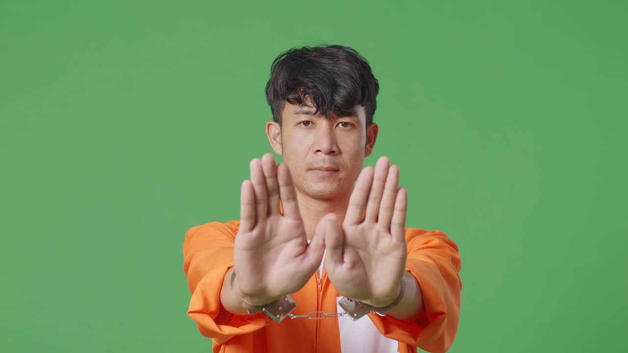 오렌지색 스웨터와 수갑을 입은 남자