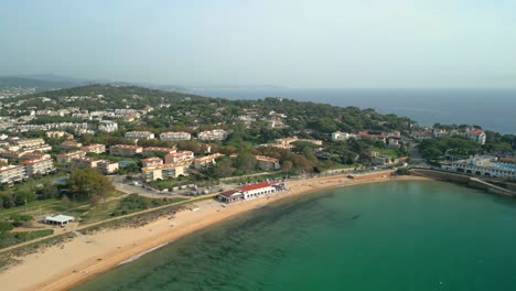 Imágenes-Aéreas-De-S&#39;agaró-En-La-Costa-Brava-En-España-Impresionantes-Aguas-Transparentes-Mar-En-Calma