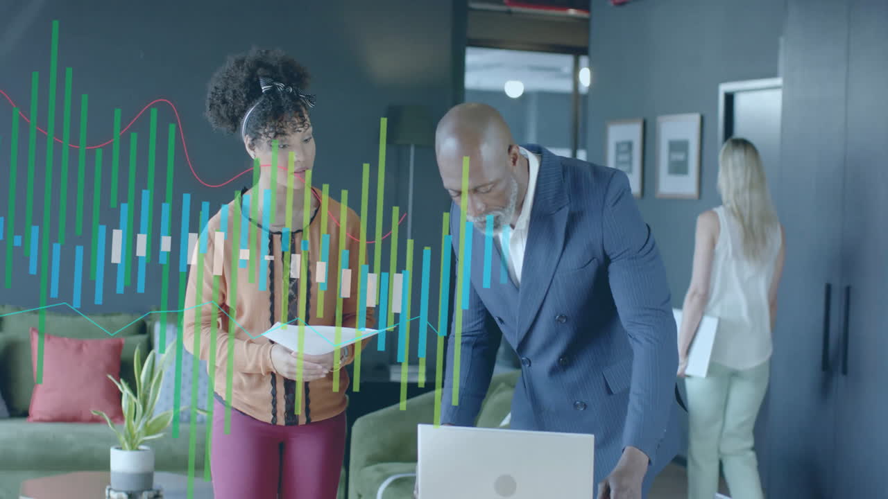 animación del procesamiento de datos financieros sobre diversas personas de negocios en la oficina