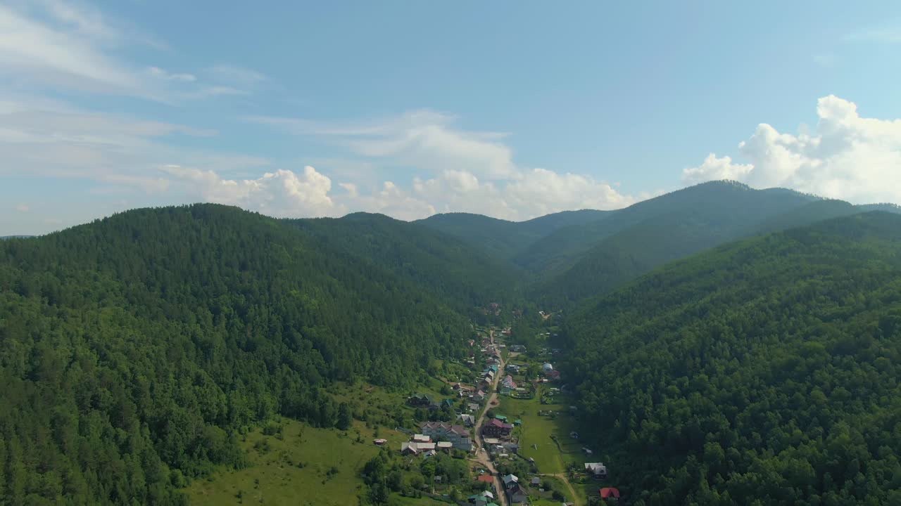 Veduta aerea del villaggio di montagna