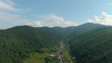 vista aérea de la aldea de montaña