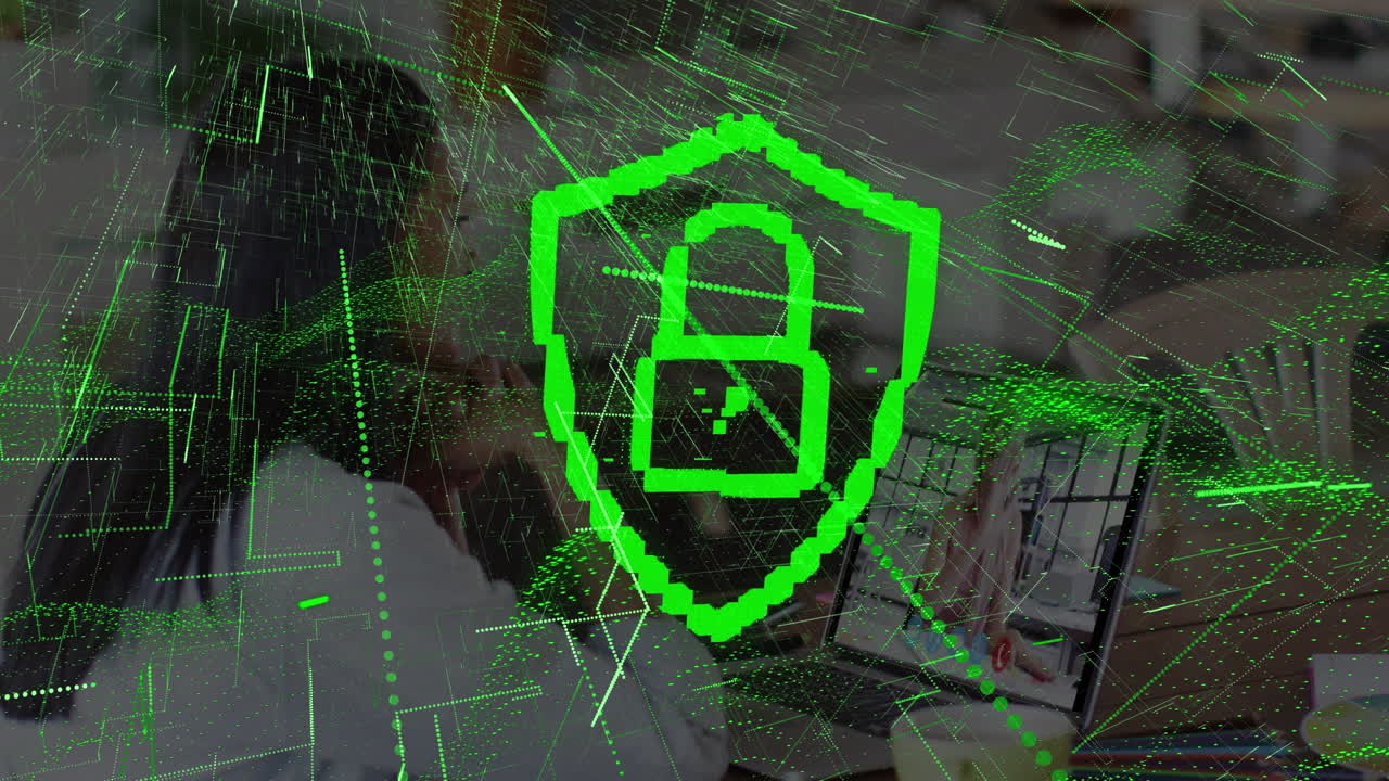 animación del icono del candado sobre una mujer de negocios biracial haciendo una videollamada con un colega