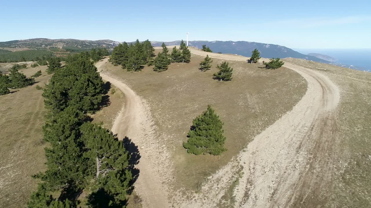 sendero de montaña con vista a la costa