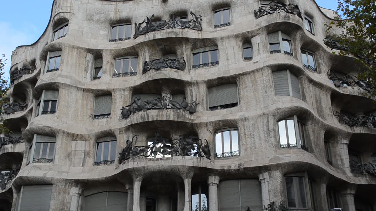 Exterior da Casa Milà ou La Pedrera com muitas curvas, Barcelona, Espanha.