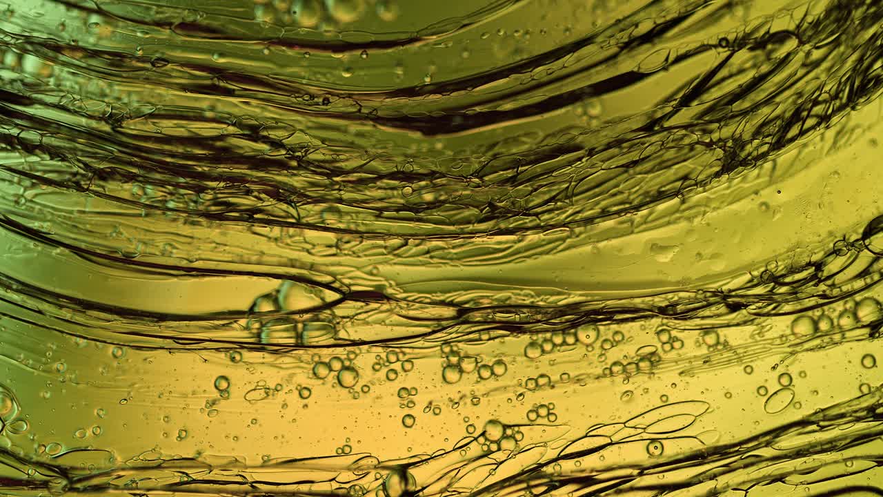 추상적인 다채로운 음식 기름 방울 거품과 구가 흐르고