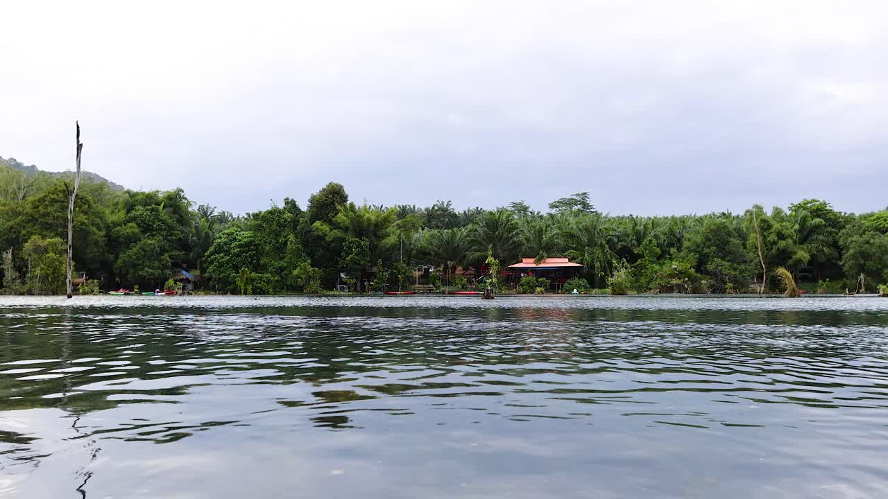 tranquilo complejo junto al lago