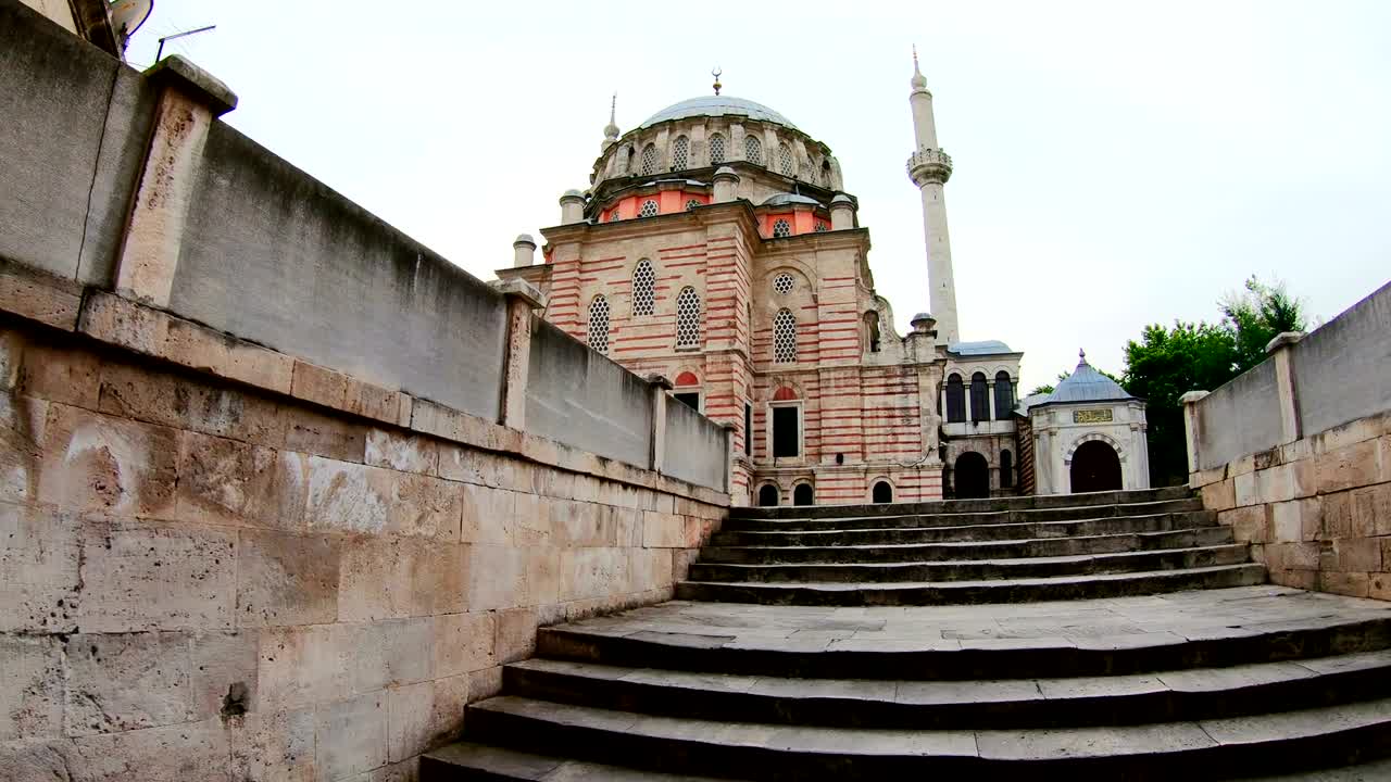 la entrada de la mezquita laleli o la mezquita de los tulipanes en estambul