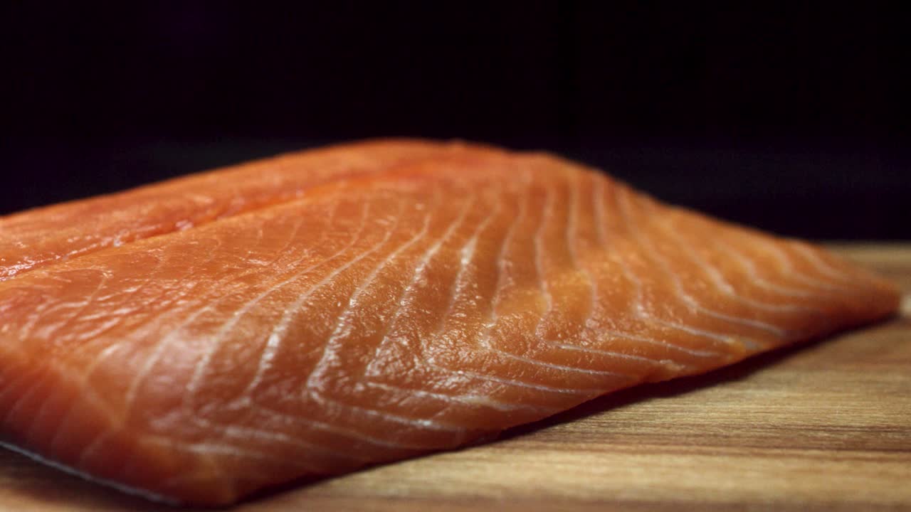 filete de salmón ahumado en tabla de corte