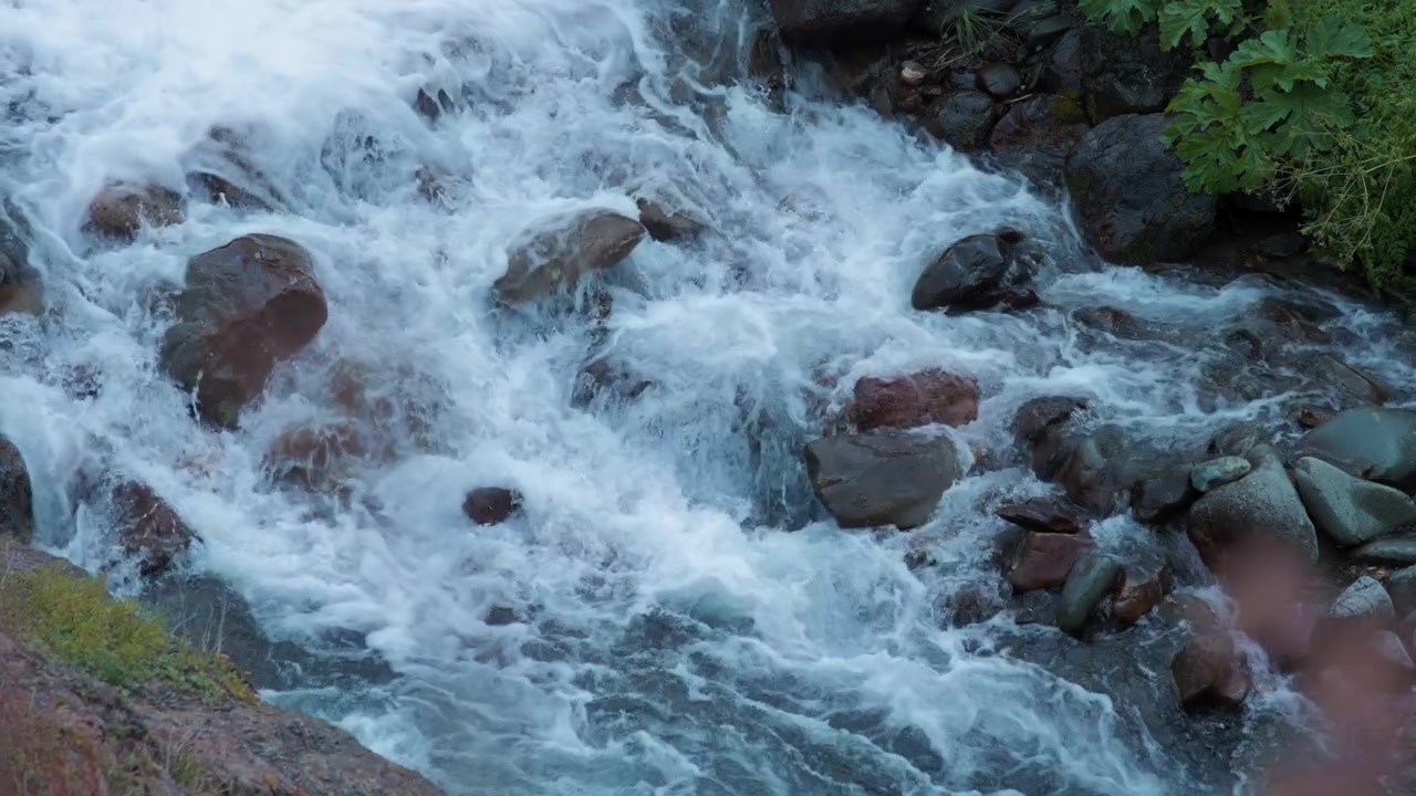 Fiume selvaggio che scorre tra le rocce