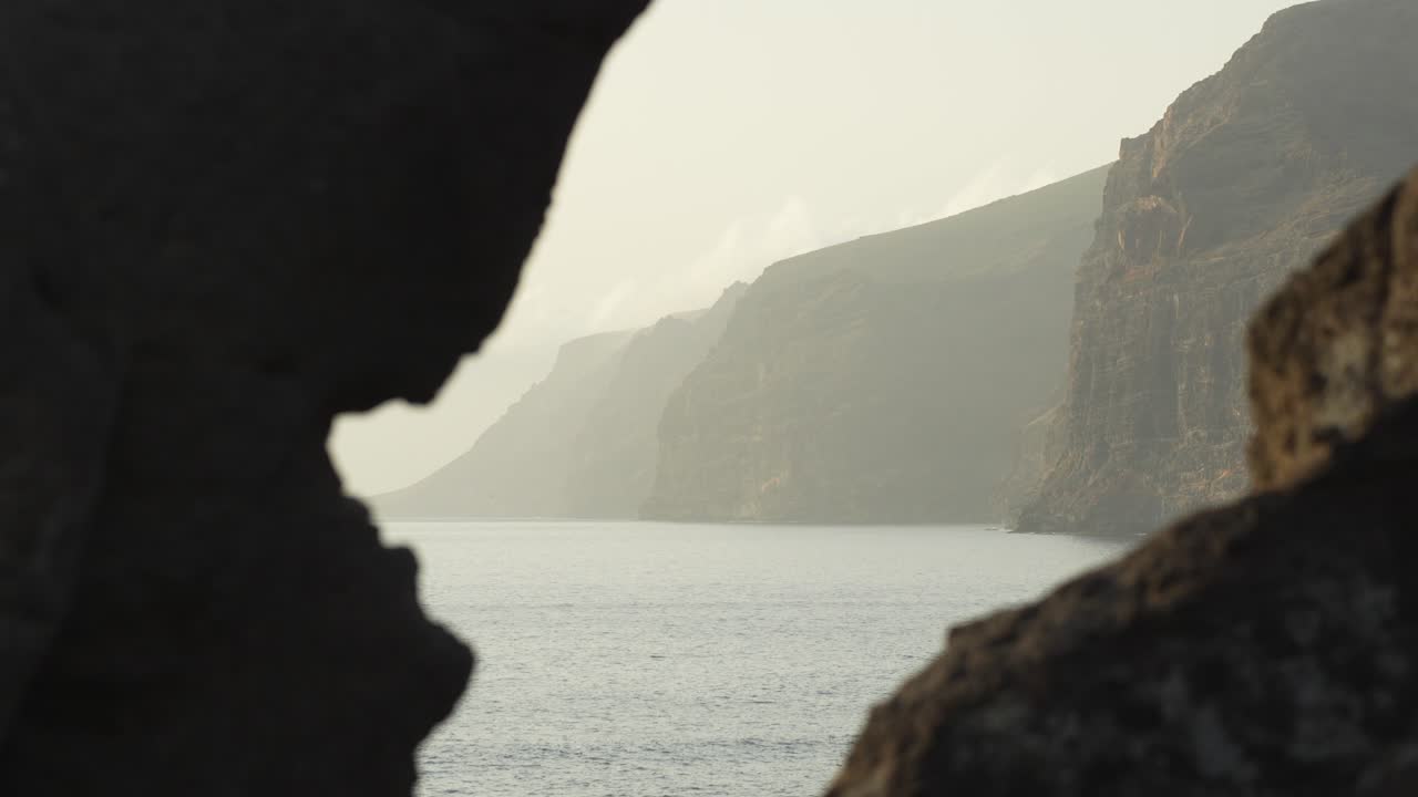 horizonte dorado: puesta de sol tranquila en los gigantes, tenerife - acantilados con siluetas - 4k