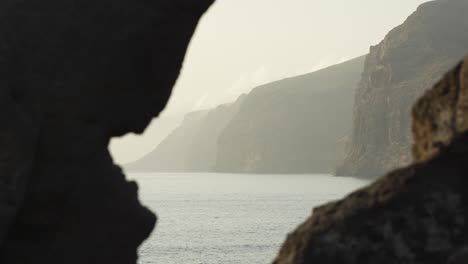 Goldener-Horizont:-Ruhiger-Sonnenuntergang-In-Los-Gigantes,-Teneriffa-–-Silhouetten-Von-Klippen-–-4k