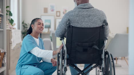 hombre mayor, silla de ruedas y apoyo médico