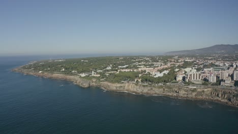 lugar pequeño con algunos árboles y casas
