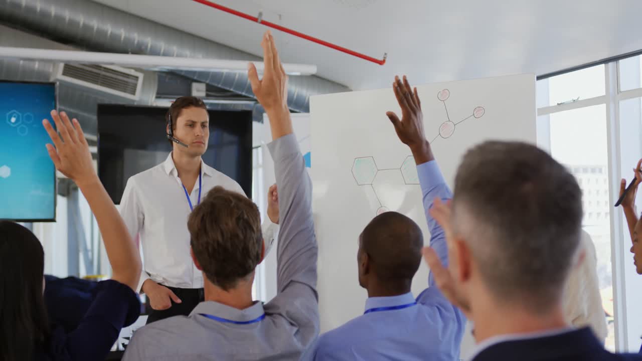 hombre de negocios invitando preguntas de la audiencia en una presentación de negocios
