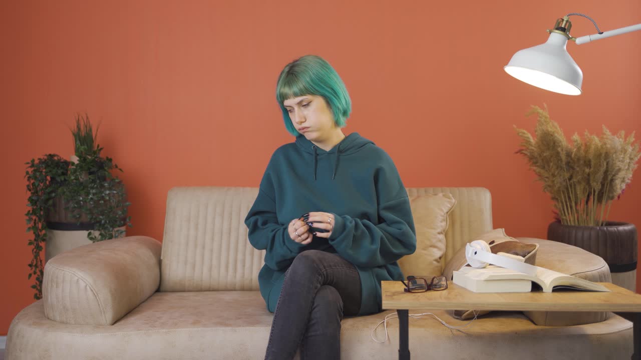 una joven preocupada y nerviosa.